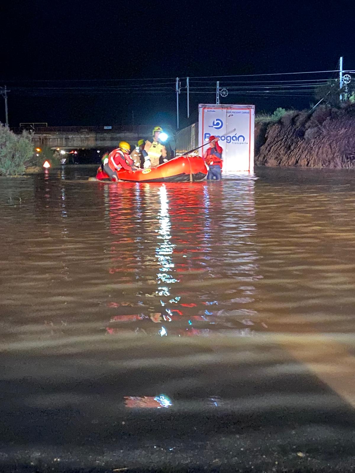 Intervención de los bomberos en Alagón tras el paso de la DANA.