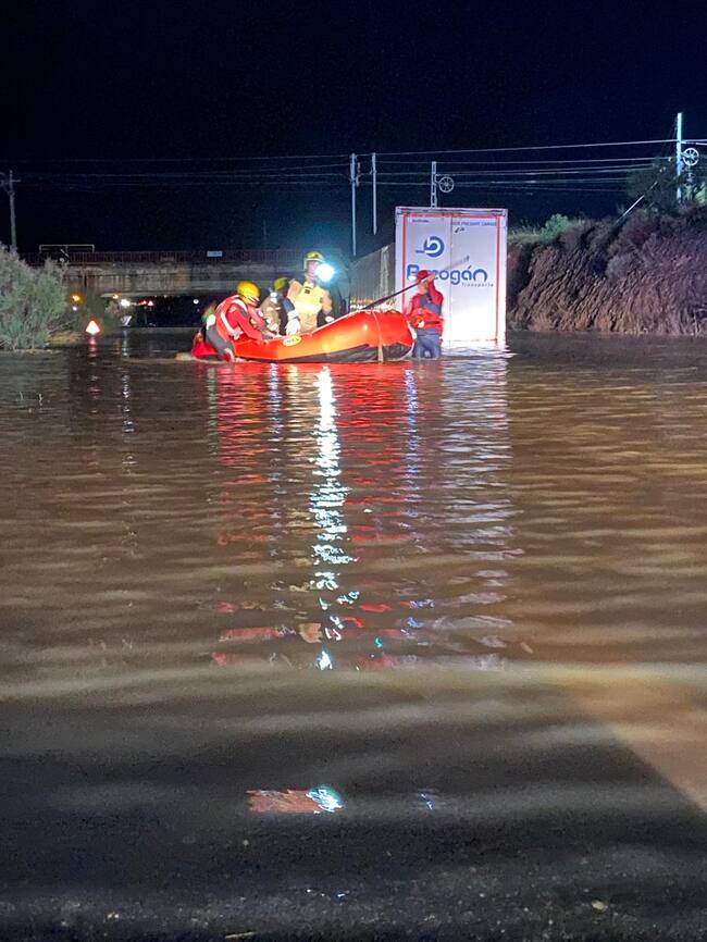 Intervención de los bomberos en Alagón tras el paso de la DANA.