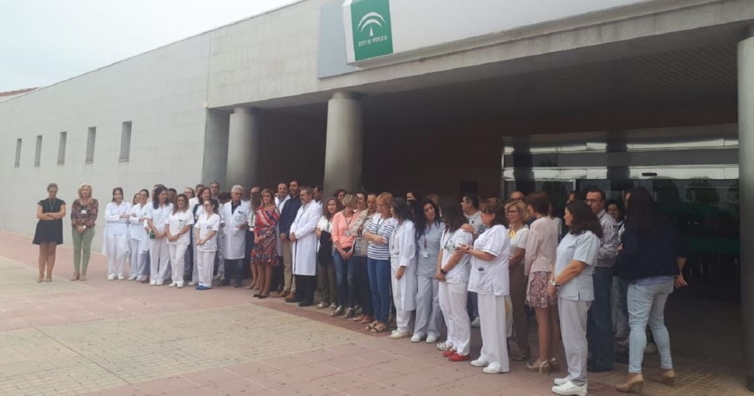 Profesionales sanitarios en la concentración a la entrada del Hospital de Andújar.