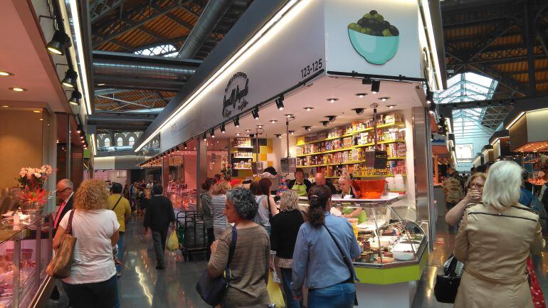 Interior del remodelat Mercat de Sant Antoni