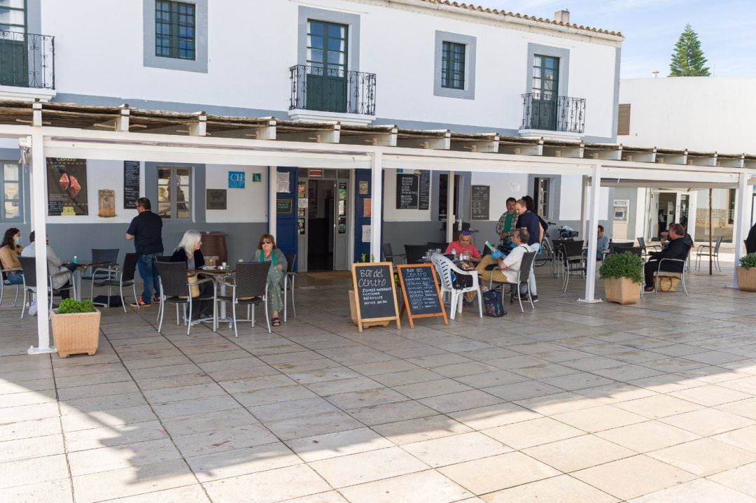 Archivo - Clientes en la terraza del Bar del Centro, en Formentera.