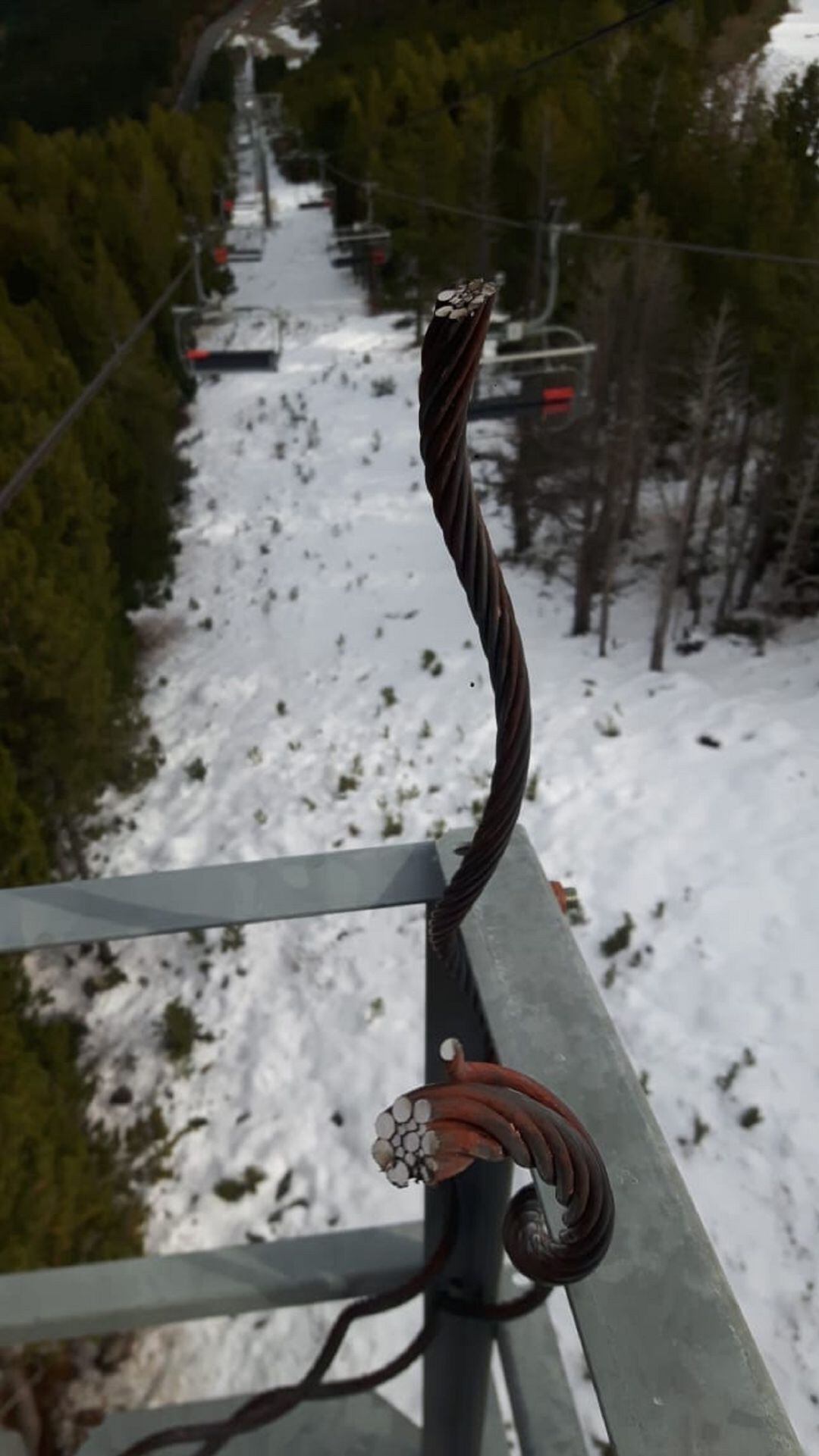 Estat d&#039;un dels cables que sostenen el telecadira Serra II, tallat intencionadament.