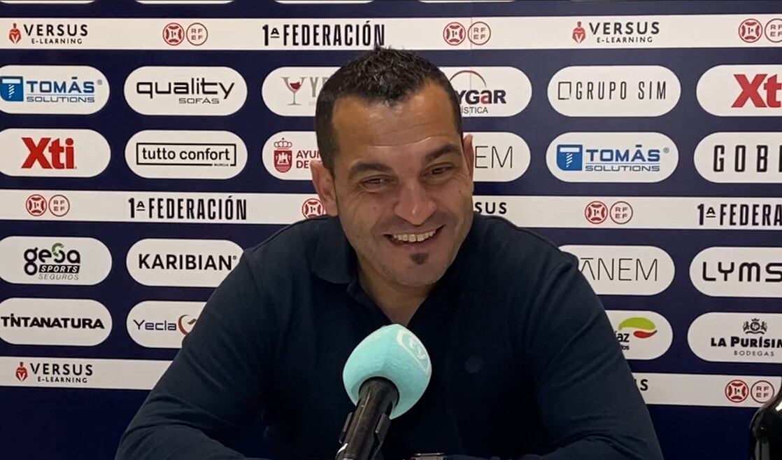 Adrián Hernández en la previa del choque ante el Betis Deportivo