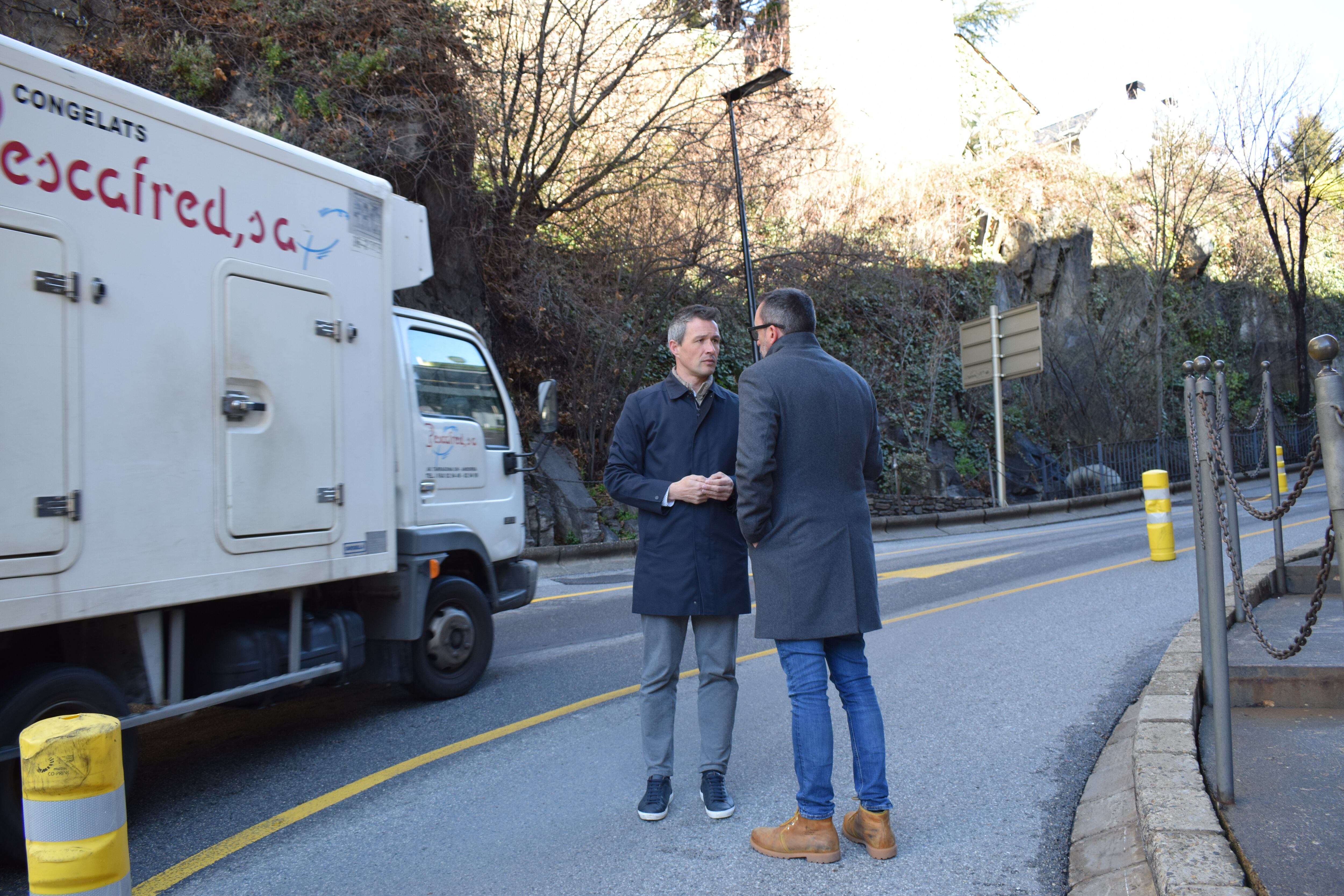 El cònsol menor d'Andorra la Vella, David Astrié, i el ministre de Territori i Habitatge, Víctor Filloy, al viaducte Doctor Vilanova.