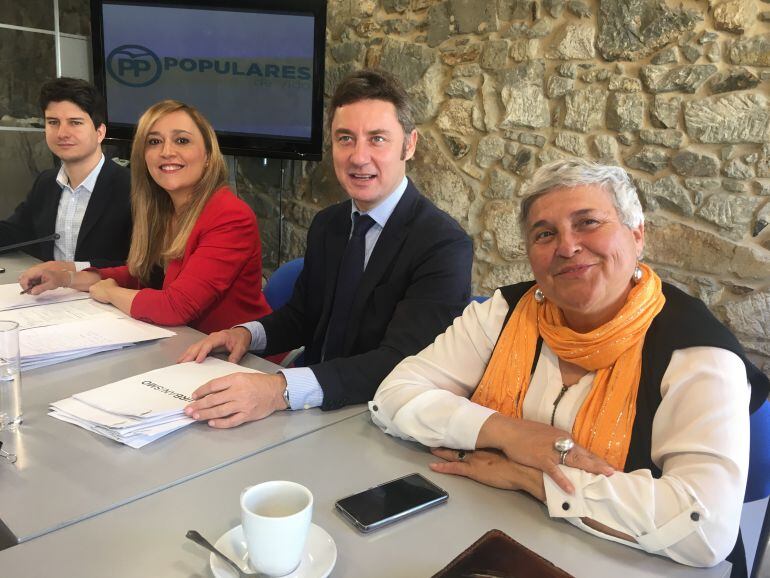 De izquierda a derecha, el concejal del PP, DIego Gago, la portavoz popular Elena Muñoz, y los también concejales del Partido Popular, Miguel Fidalgo y Elena González durante el balance de los tres años de la tercera legislatura de Abel Caballero