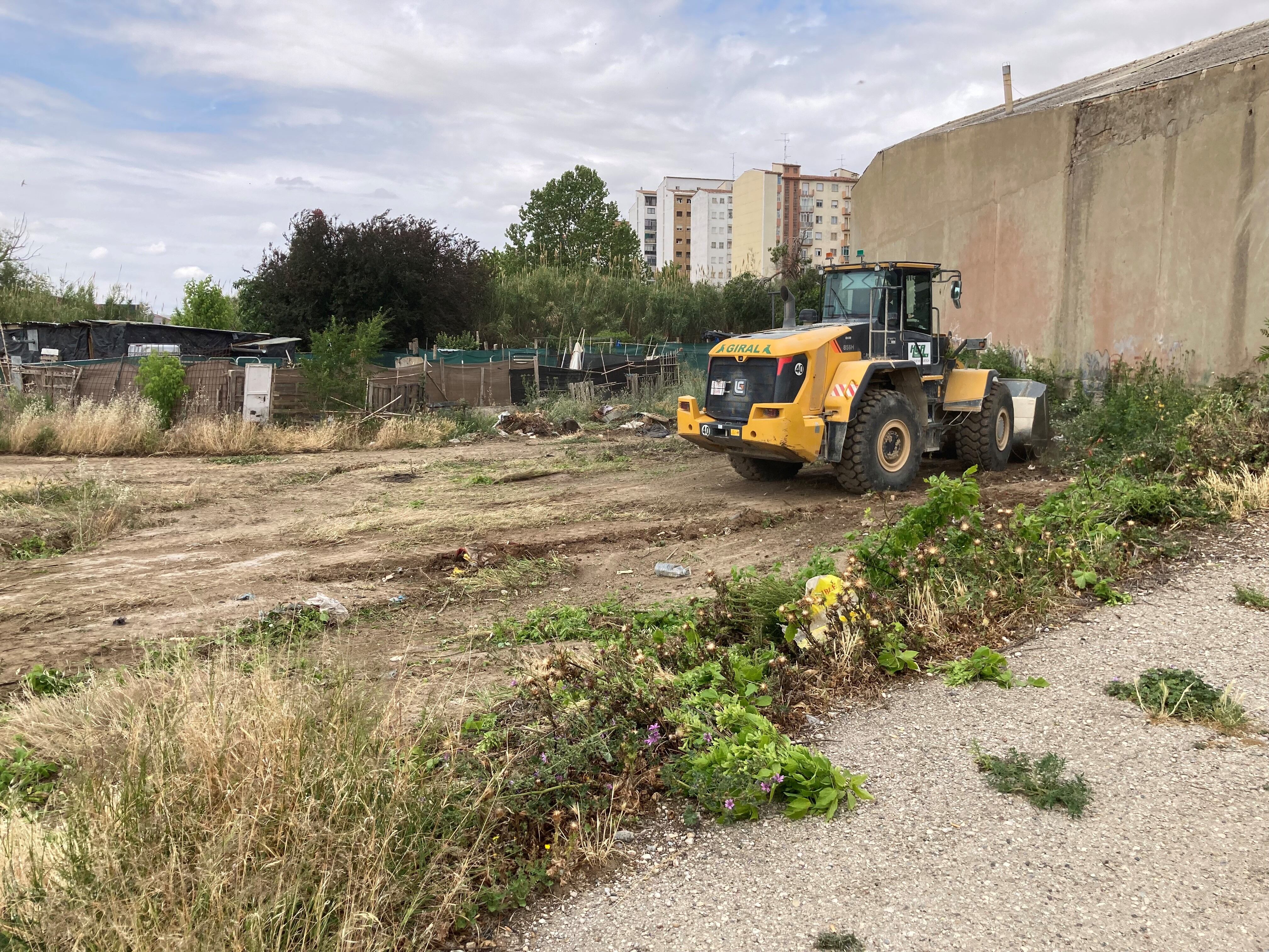 Labores de desbroce en el polígono de las Harineras