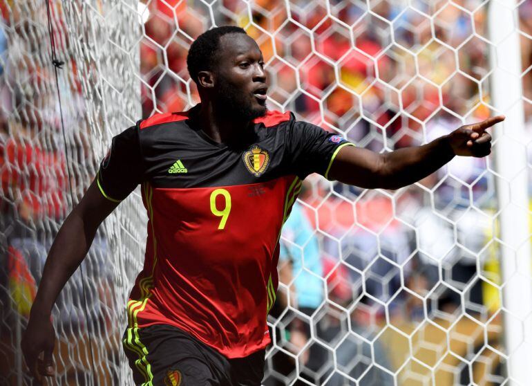 El delantero de Bélgica, Romelu Lukaku, celebra uno de sus dos goles ante Irlanda.