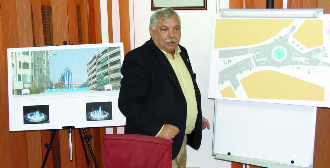 El ex concejal socialista, Francisco Pérez Oliveros, durante su etapa de concejal de urbanismo en el ayuntamiento de Motril