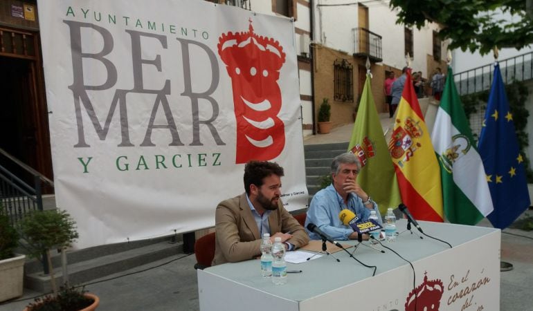 Momento de la intervención del alcalde de Bedmar-Garcíez, Juan Francisco Serrano, a la izquierda