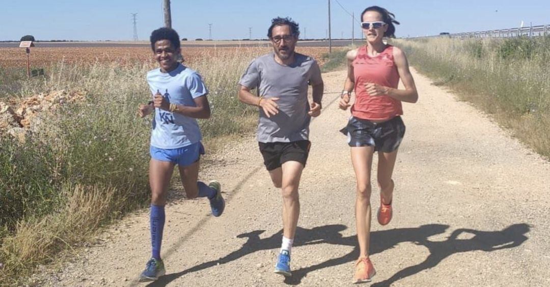 Ana Lozano junto a su entrenador Javier Cañadillas y Forsido Tabernero.