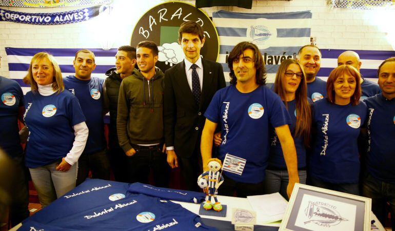 El presidente del Alavés, Alfonso Fernández de Trocóniz, encabeza la presentación de la peña &#039;Dulantzi Albiazul&#039;.