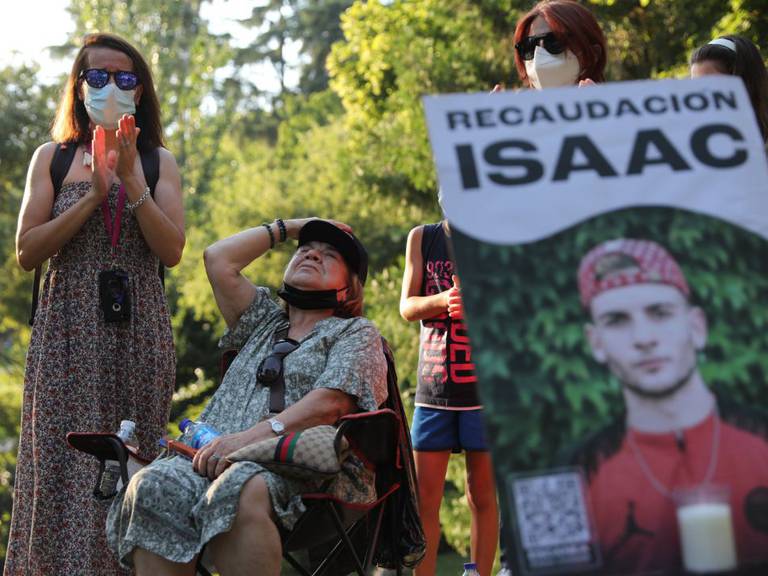 Varias personas participan en un homenaje a Isaac, un joven asesinado en Madrid