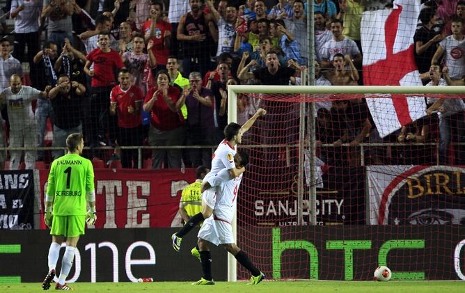 El delantero del Sevilla celebra su tanto al Friburgo en la Europa League.