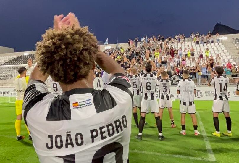 La plantilla se despide de sus aficionados