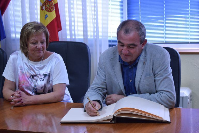 El presidente de la Dipuatación firmó el Libro de Oro del concello de Guitiriz