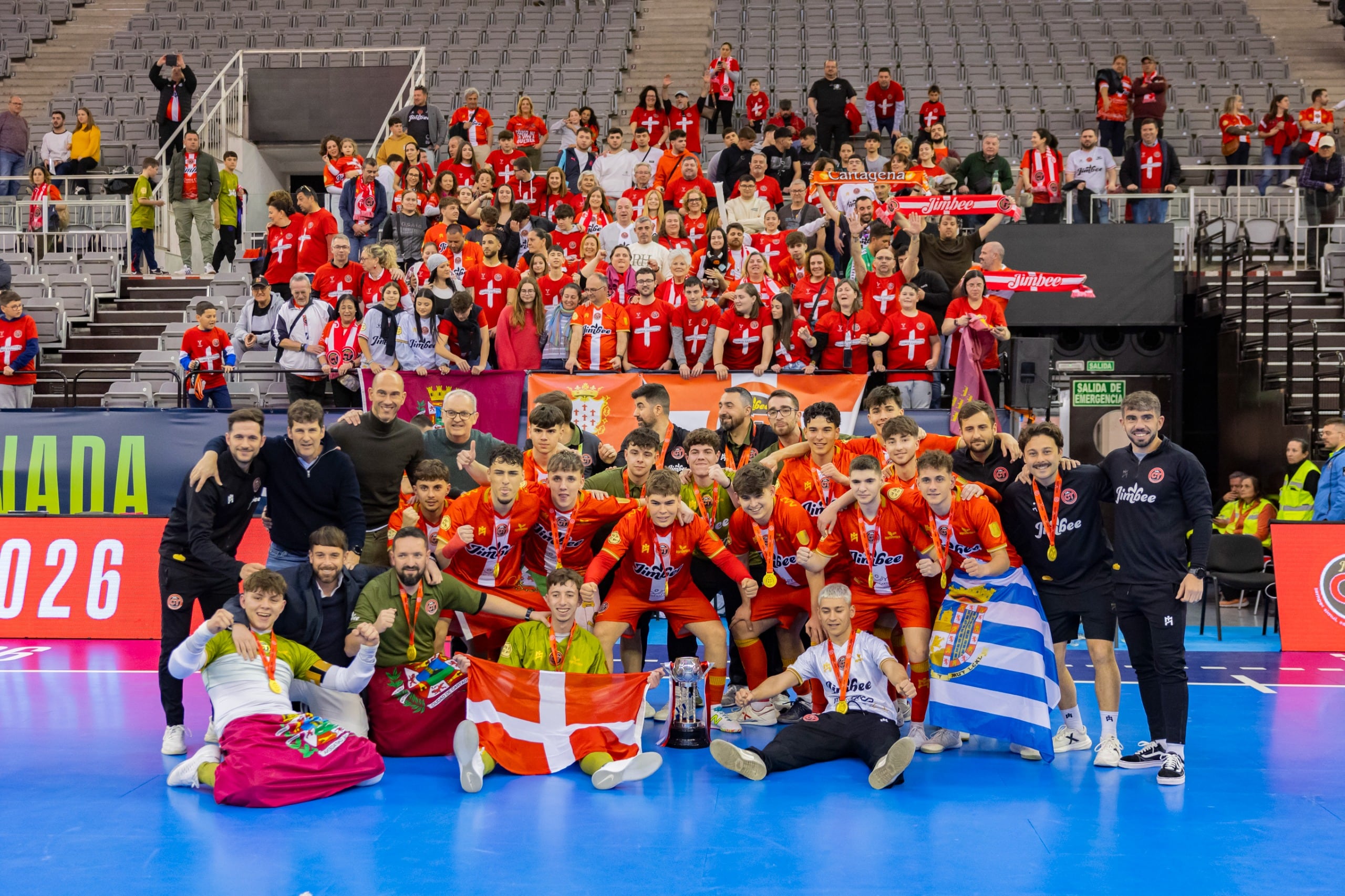 El juvenil de Jimbee Cartagena celebra el título junto a su afición