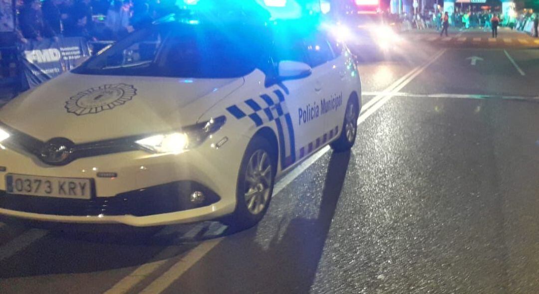 Los policías atendieron al herido en el lugar de los hechos