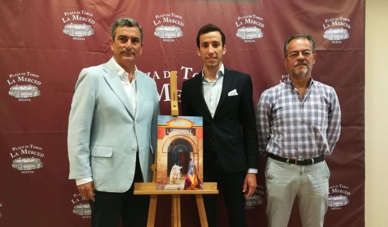 El diestro de Trigueros David de Miranda, en el centro de la imagen, volverá a los ruedos el próximo 3 de agosto, día grande de Las Colombinas, en el coso de La Merced.