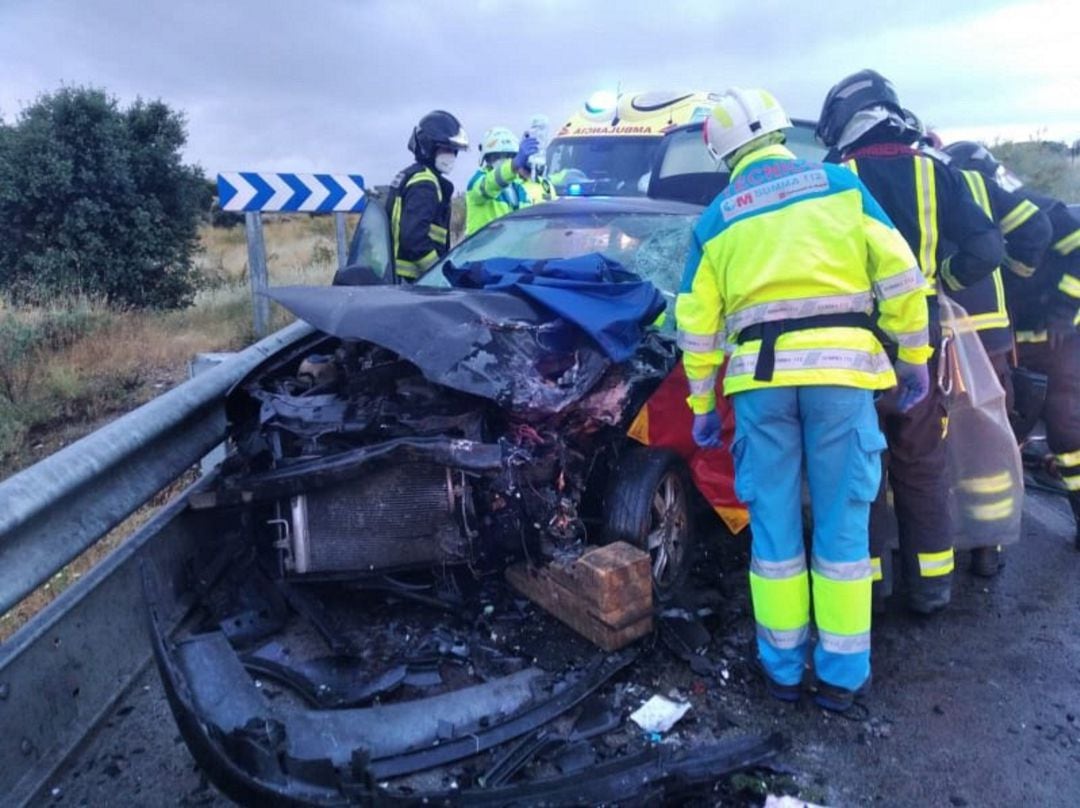 Los bomberos de Móstoles actuando en el accidente de la M-413