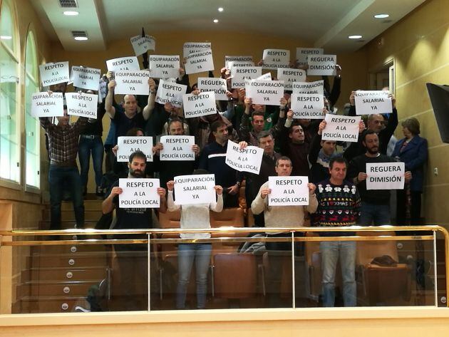 Cerca de 50 policías se han manifestado para pedir respeto