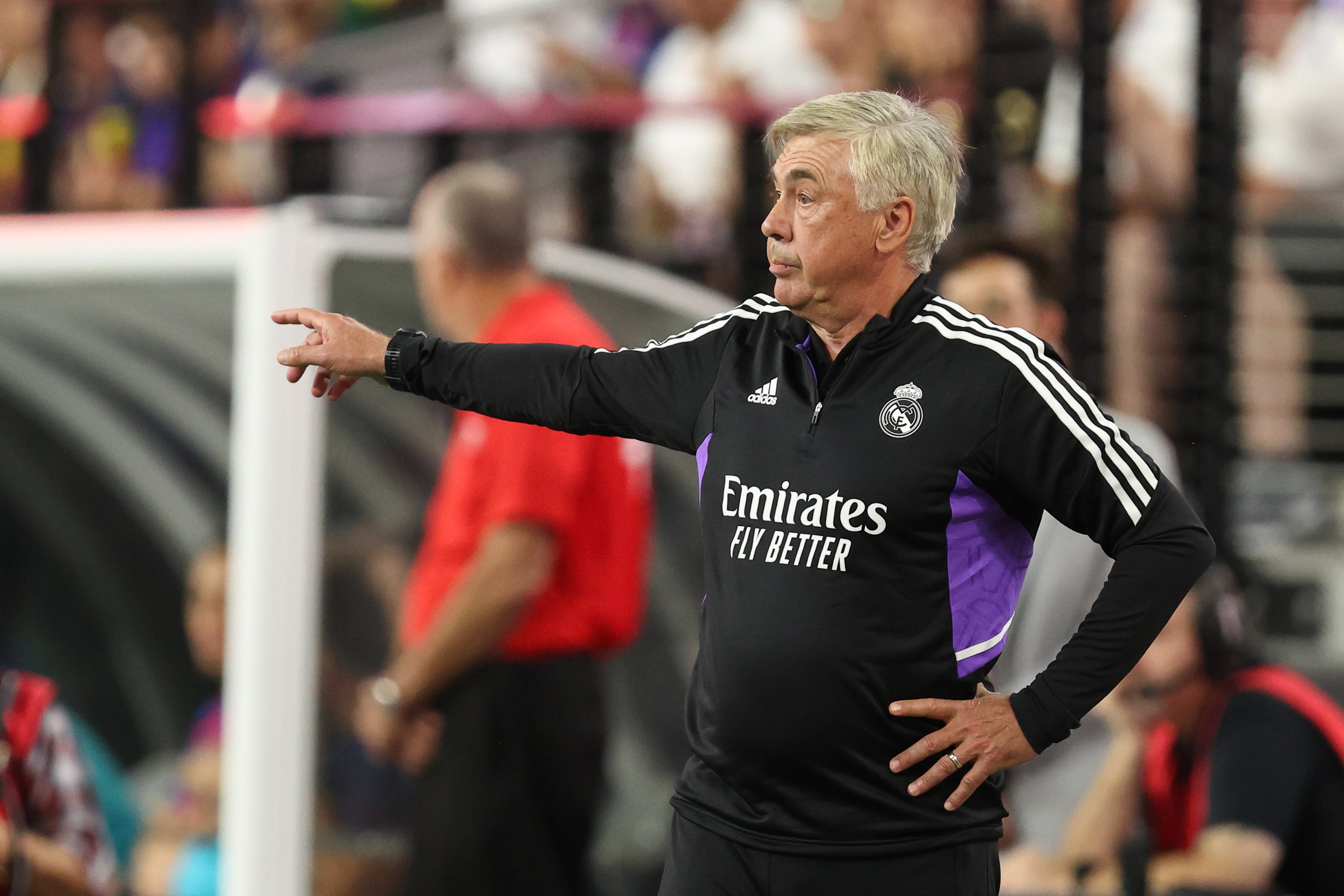 Ancelotti dando indicaciones a sus futbolistas durante el Real Madrid 0-1 FC Barcelona