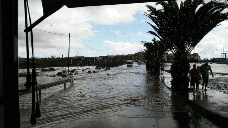 Una de las calles inundadas en el Sur de Tenerife. 