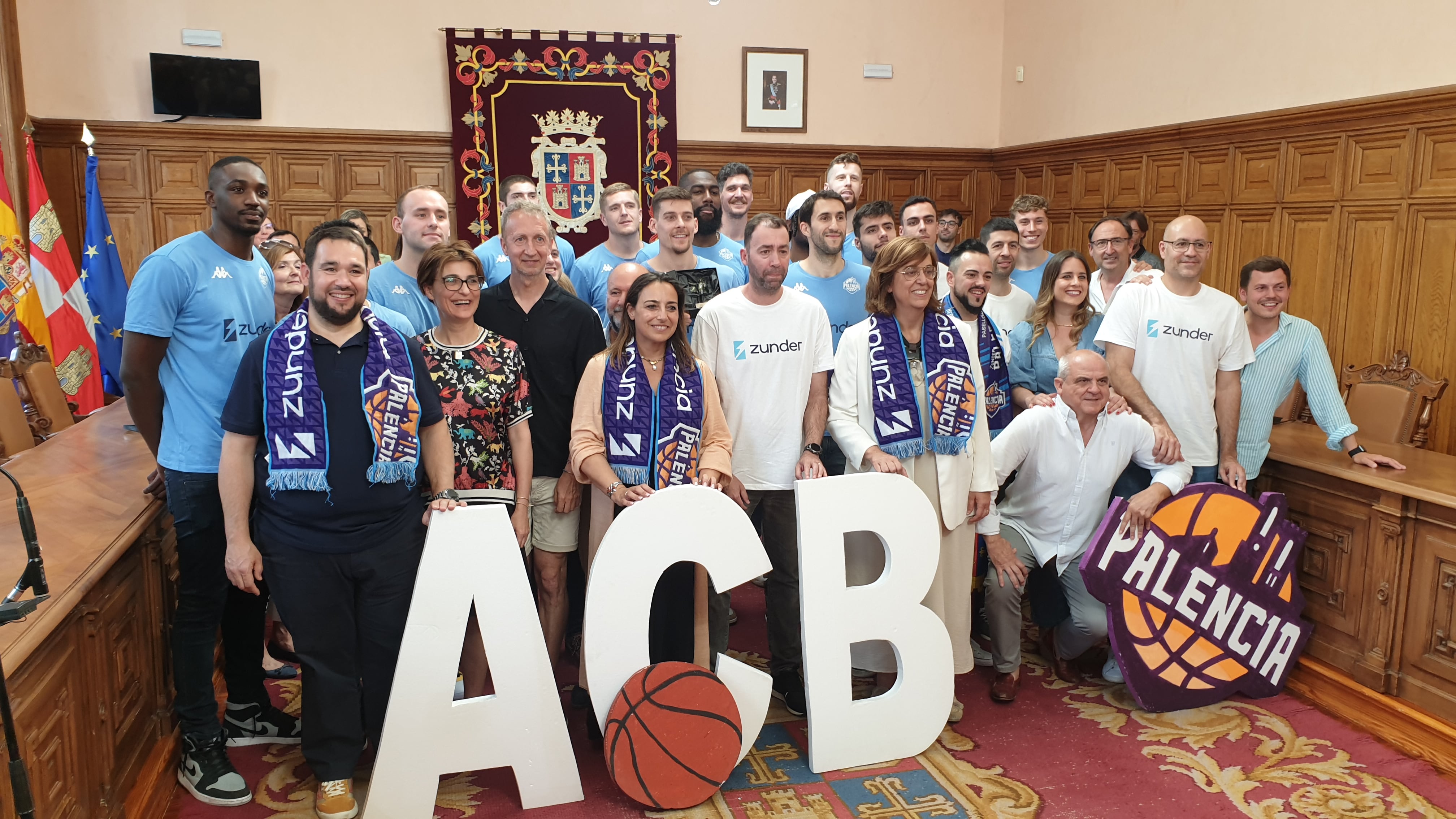Las autoridades han recibido al Zunder Palencia en el Ayuntamiento para celebrar su ascenso