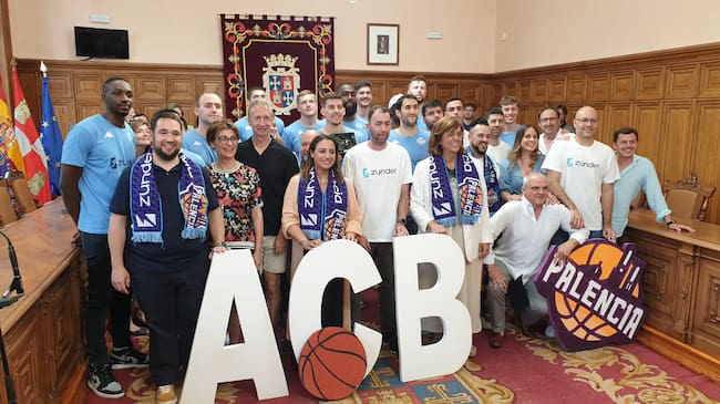 Las autoridades han recibido al Zunder Palencia en el Ayuntamiento para celebrar su ascenso