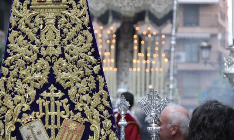 Bacalá de hermandad de El Nazareno y al fondo el palio de La Merced durante la Magna Mariana de 2013