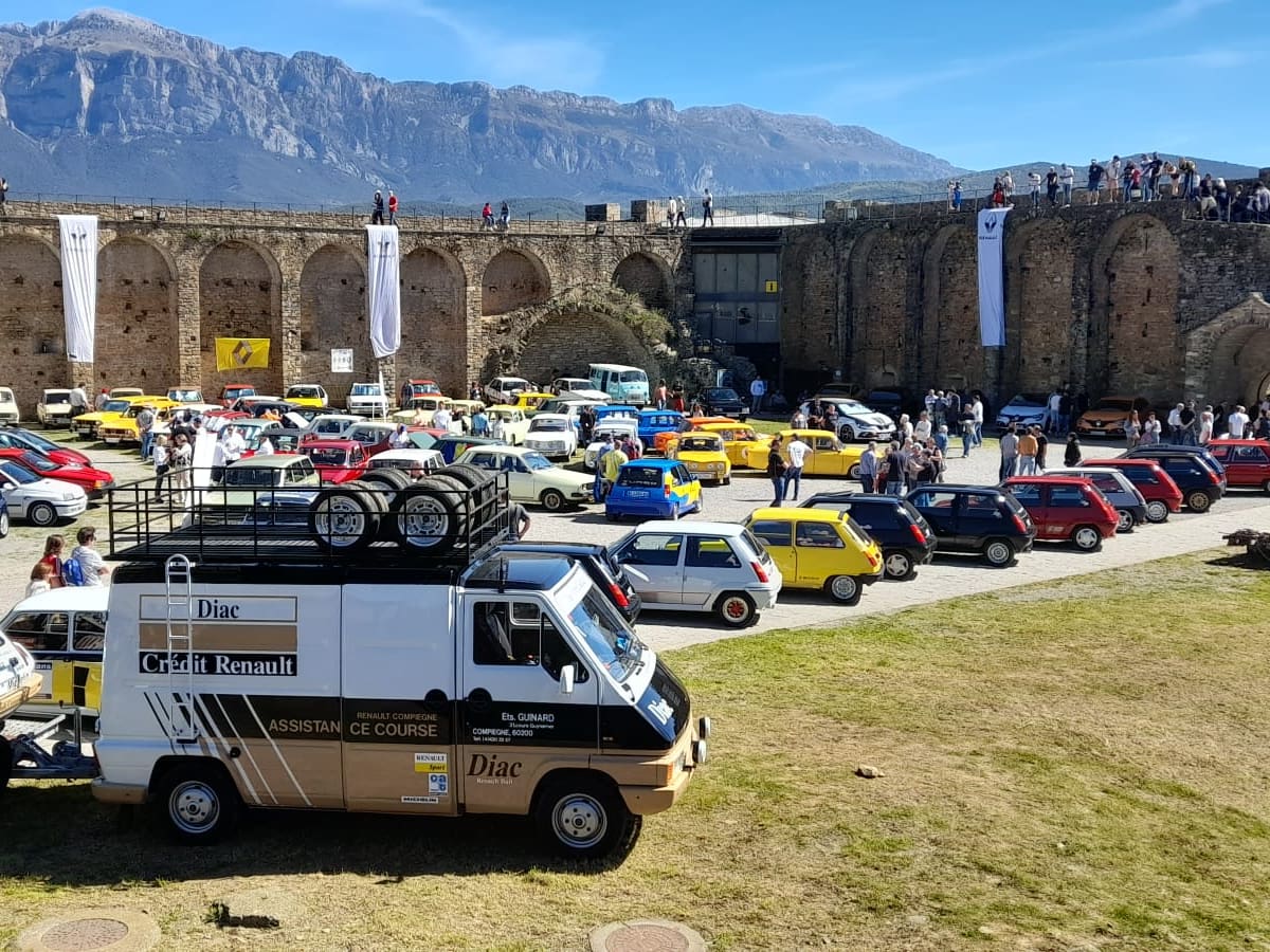 El Castillo de Aínsa acoge una concentración exclusiva de la marca Renault