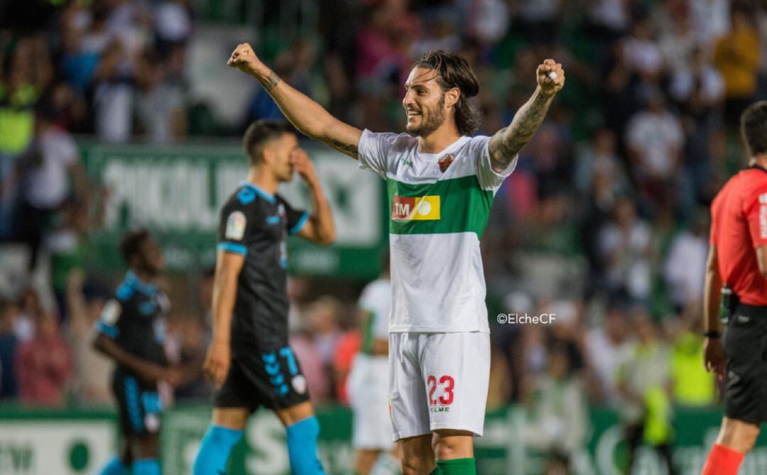 Juan Cruz celebra un gol del Elche en el Martínez Valero