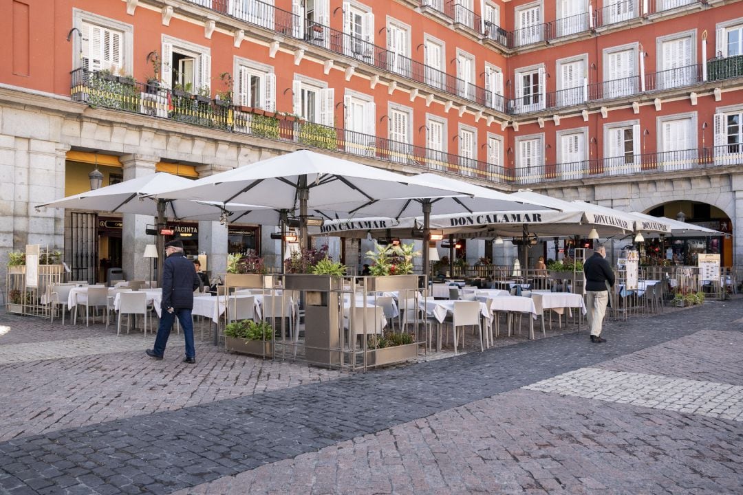 Varias mesas de un restaurante en una terraza.