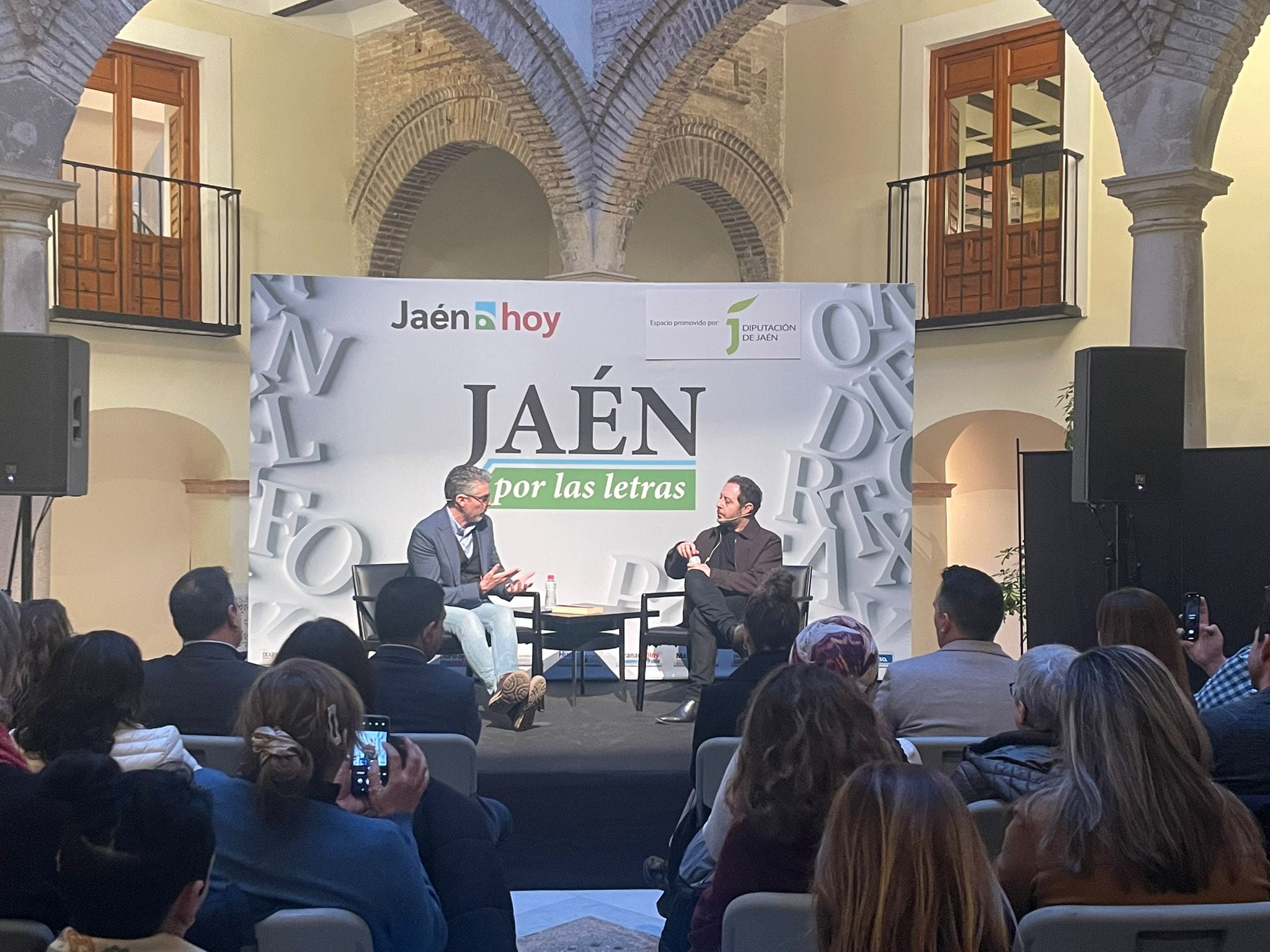 El escritor Fernando Navarro conversa con el director de Jaén Hoy, José Manuel Serrano, en los Baños Árabes de Jaén.