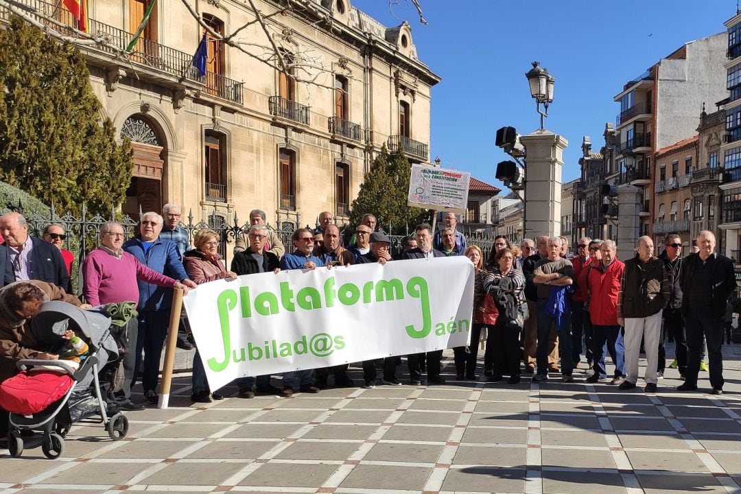 Hará falta aún algun tiempo para que se pueda volver a repetir concentraciones de pensionistas como ésta, pero las reivindicaciones no decaen 