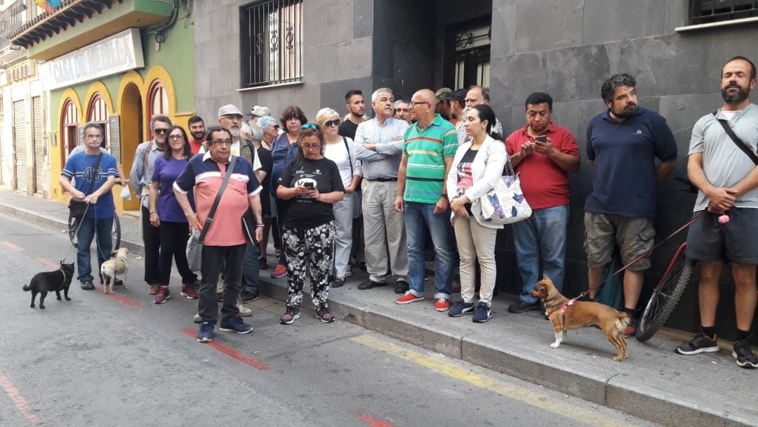 Miembros de Obra Social-PAH han intentado, sin éxito, frenar el desahucio de un padre y su hija de 11 años, de una vivienda en la calle Díaz Moreu.