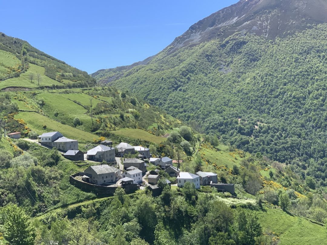 Vista de Brañas de Arriba, en Cangas del Narcea