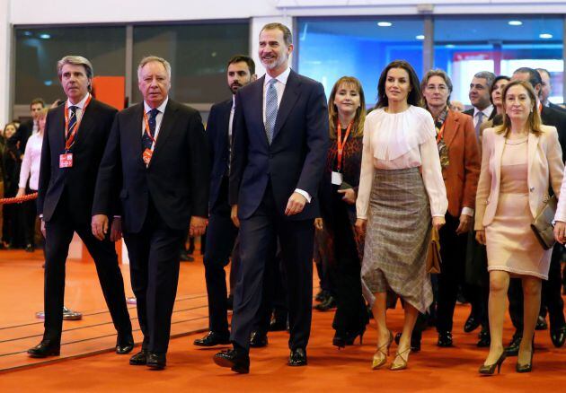 El rey Felipe VI y la reina Letizia , acompañados de la presidenta del Congreso Ana Pastor (d), y el presidente de la Comunidad de Madrid Ángel Garrido (i), durante la inauguración de la 39 edición de la Feria Internacional de Turismo Fitur