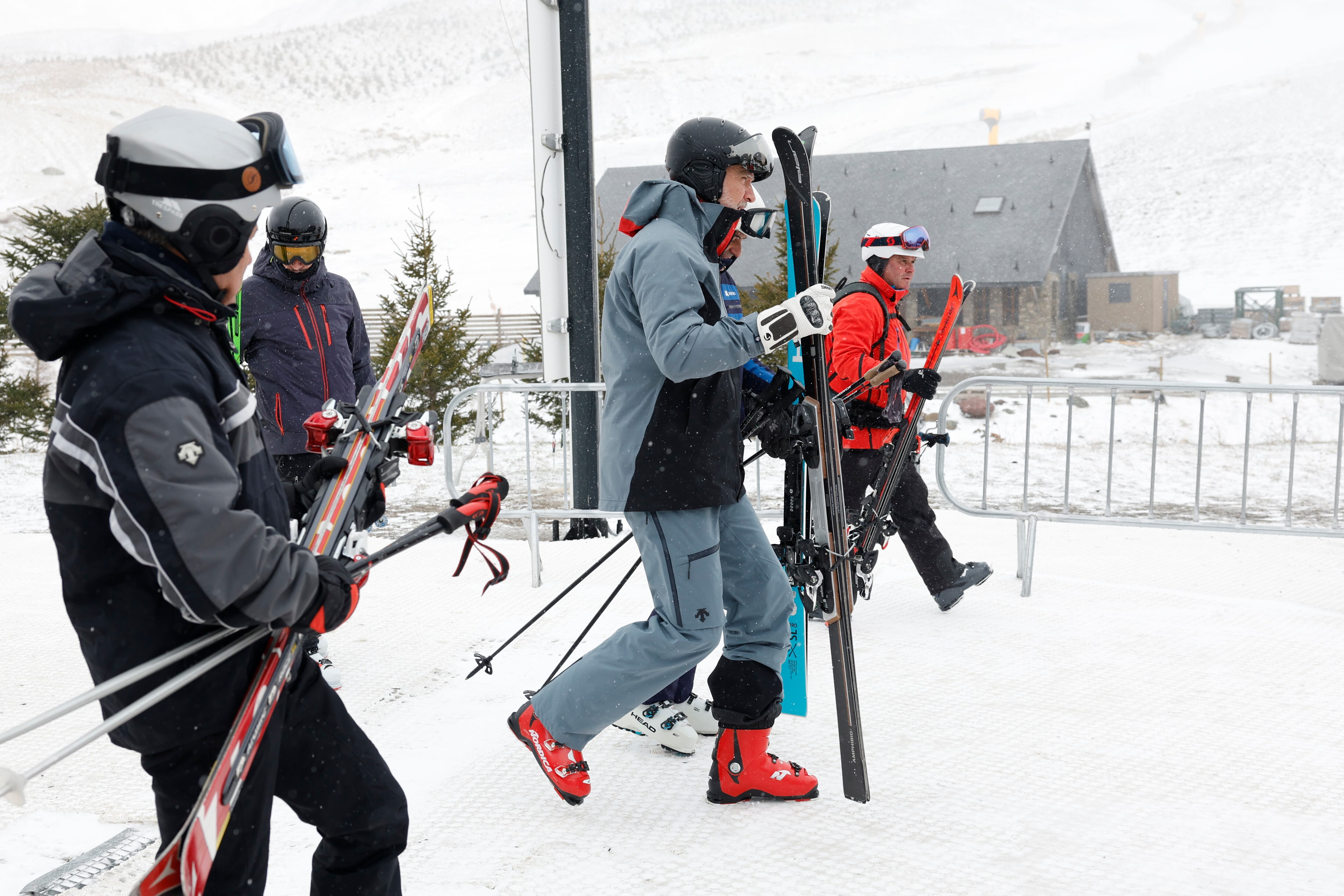 FORMIGAL, 29/03/2025.- El rey Felipe VI (c) en la estación de esquí en Formigal, este sábado. EFE/ Javier Cebollada