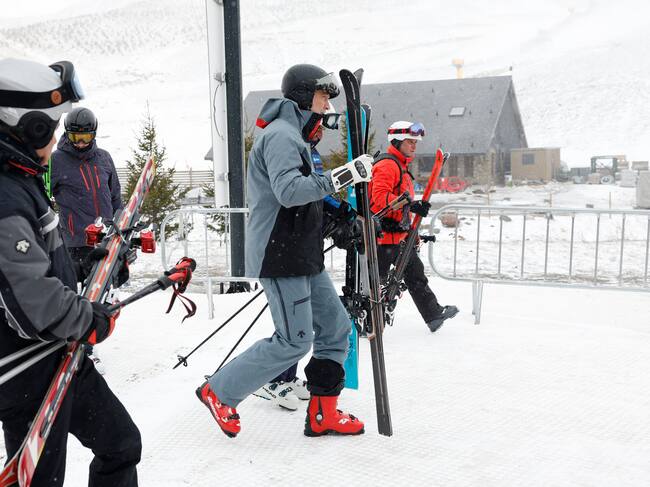 FORMIGAL, 29/03/2025.- El rey Felipe VI (c) en la estación de esquí en Formigal, este sábado. EFE/ Javier Cebollada