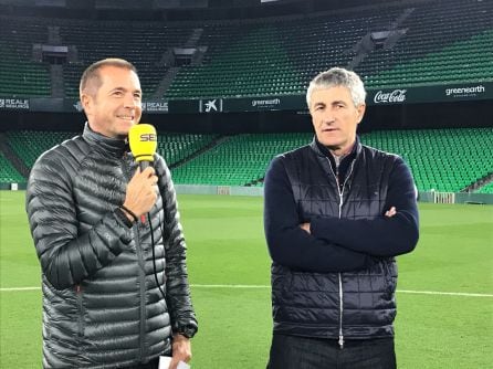 Quique Setién y Manu Carreño en el césped del Benito Villamarín.