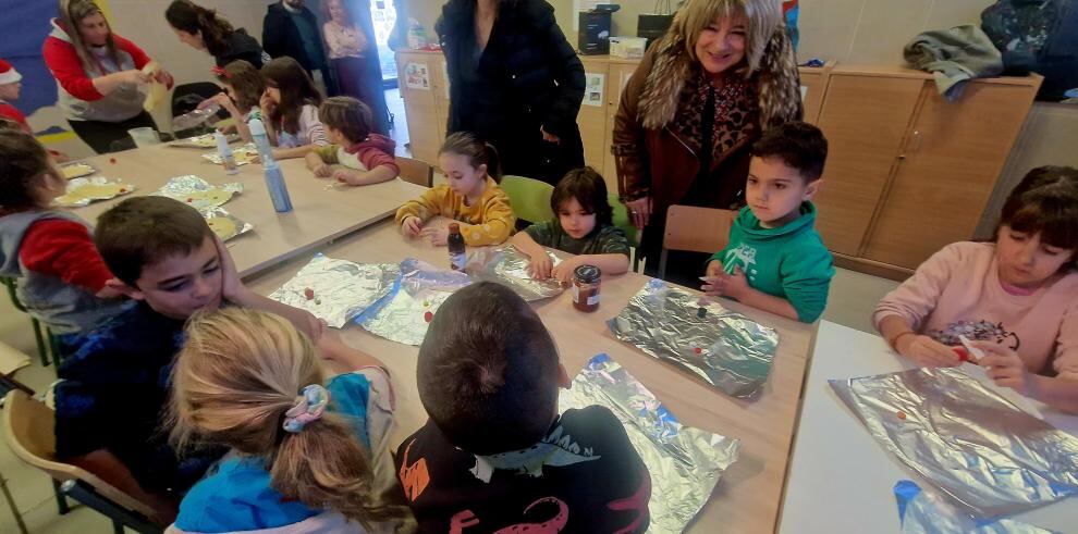 La consejera, durante una visita a uno de los centros que abrió sus puertas en Navidad el curso pasado. Foto: DGA
