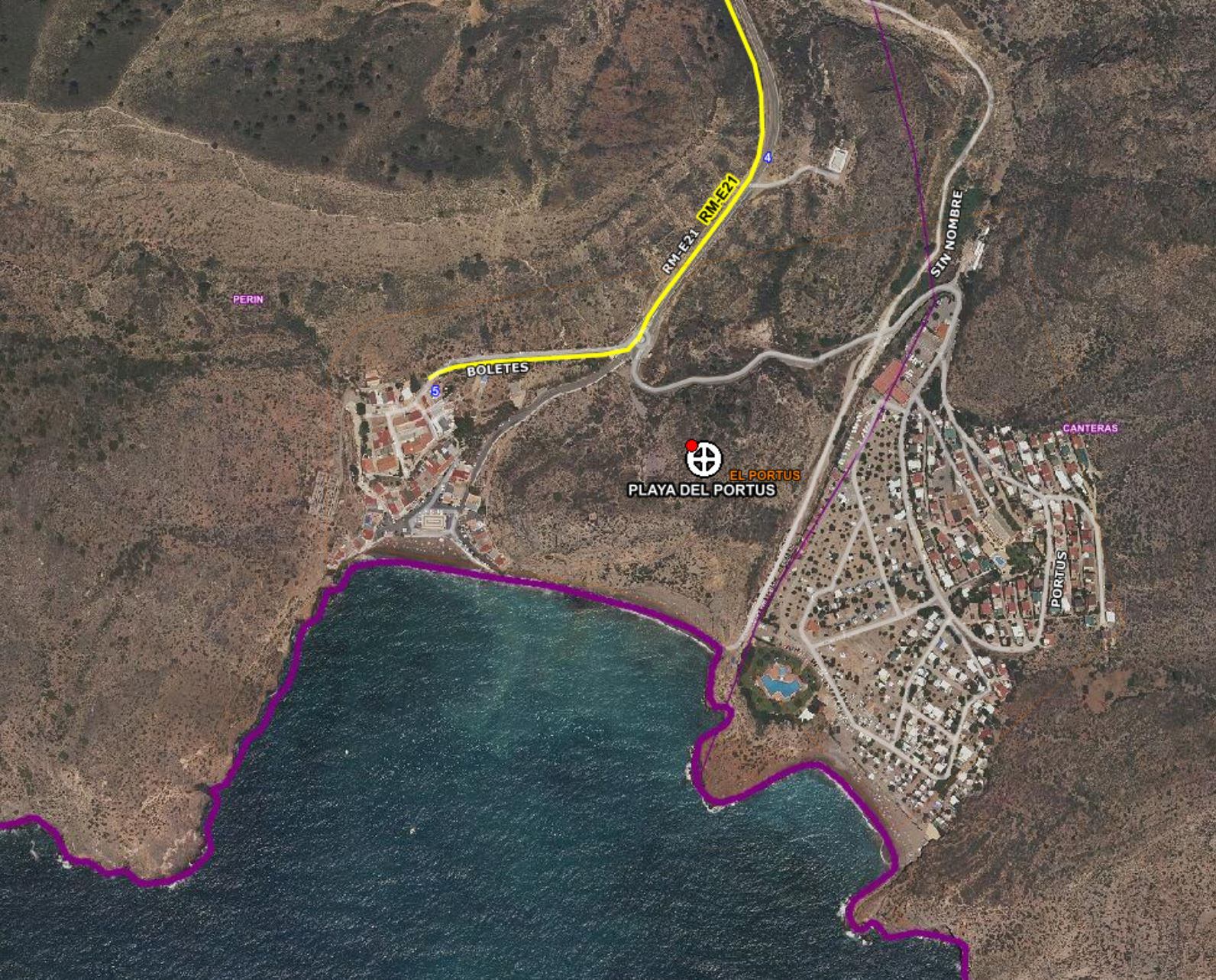 Servicios de emergencia han rescatado del agua a un hombre que se encontraba inconsciente, en la playa del Portús de Cartagena