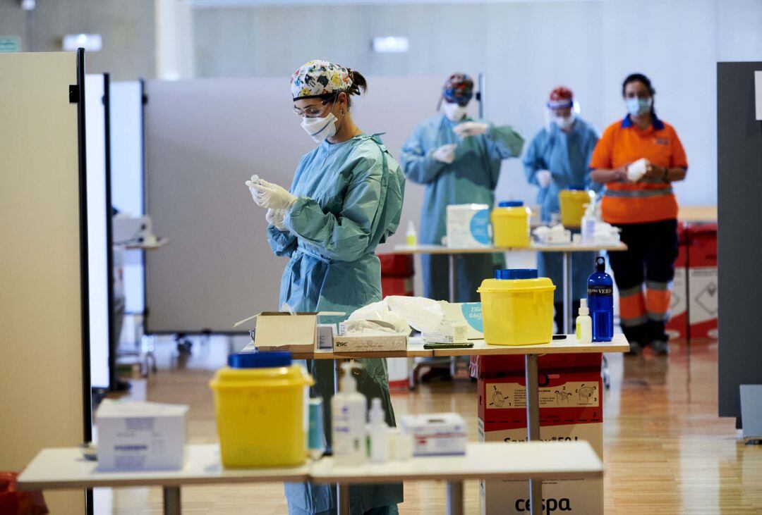  Una profesional sanitaria, en un dispositivo de vacunación masiva frente al Covid-19