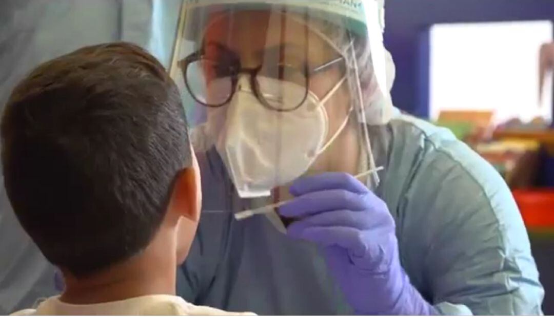 Toma de muestras en un colegio de Arrecife.
