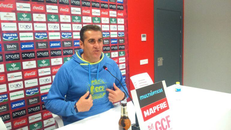 El técnico del Granada CF en rueda de prensa.