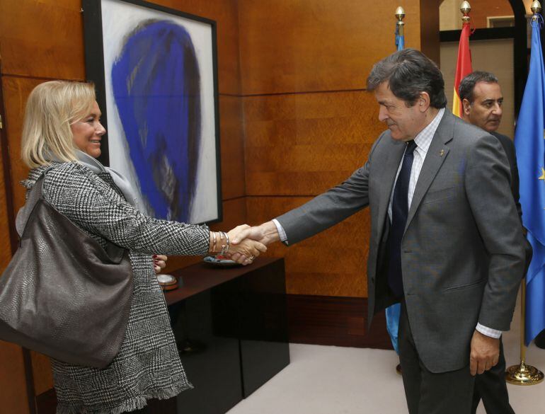 Saludo entre el presidente del Principado Javier Fernández y la presidenta del PP de Asturias Mercedes Fernández, antes de su primera reunión para hablar de los presupuestos de 2017.