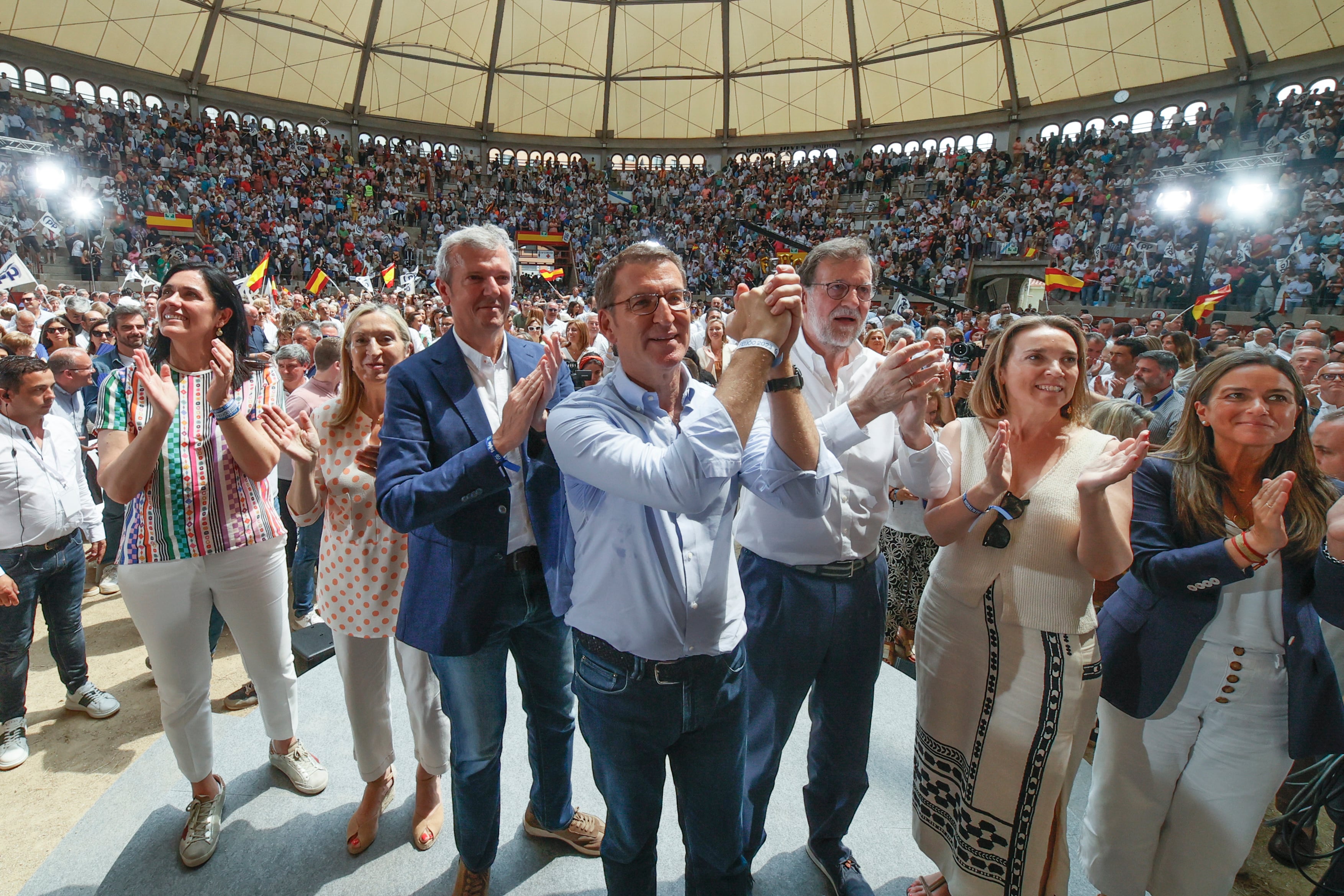 Alberto Núñez Feijóo, tras su intervención en la plaza de tornos de Pontevedra, acompañado por el expresidente del Gobierno Mariano Rajoy y el presidente de la Xunta, Alfonso Rueda, este domingo en Pontevedra. 