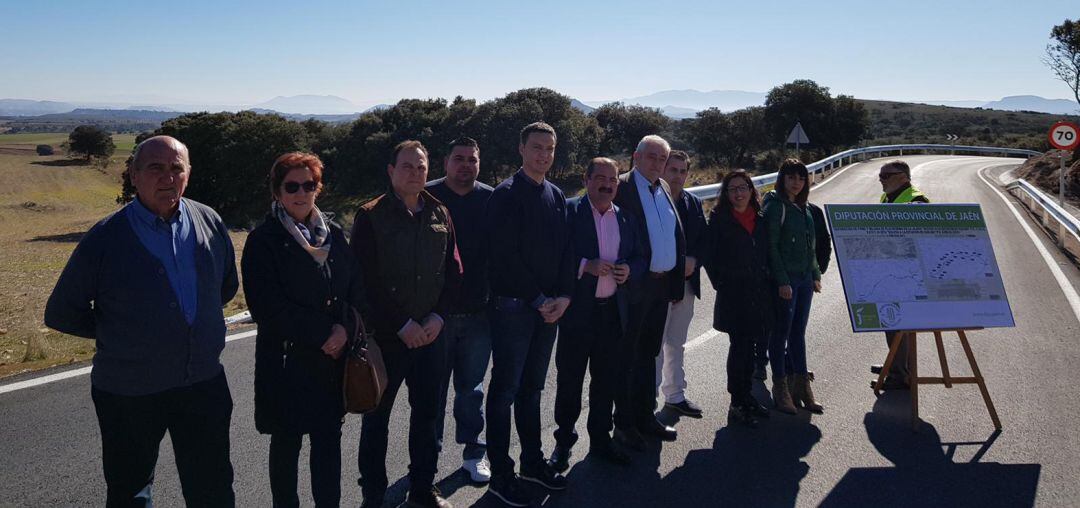 El Diputado de Infraestructuras Municipales, José Castro (sexto por izqda) junto a autoridades locales de los dos municipios.