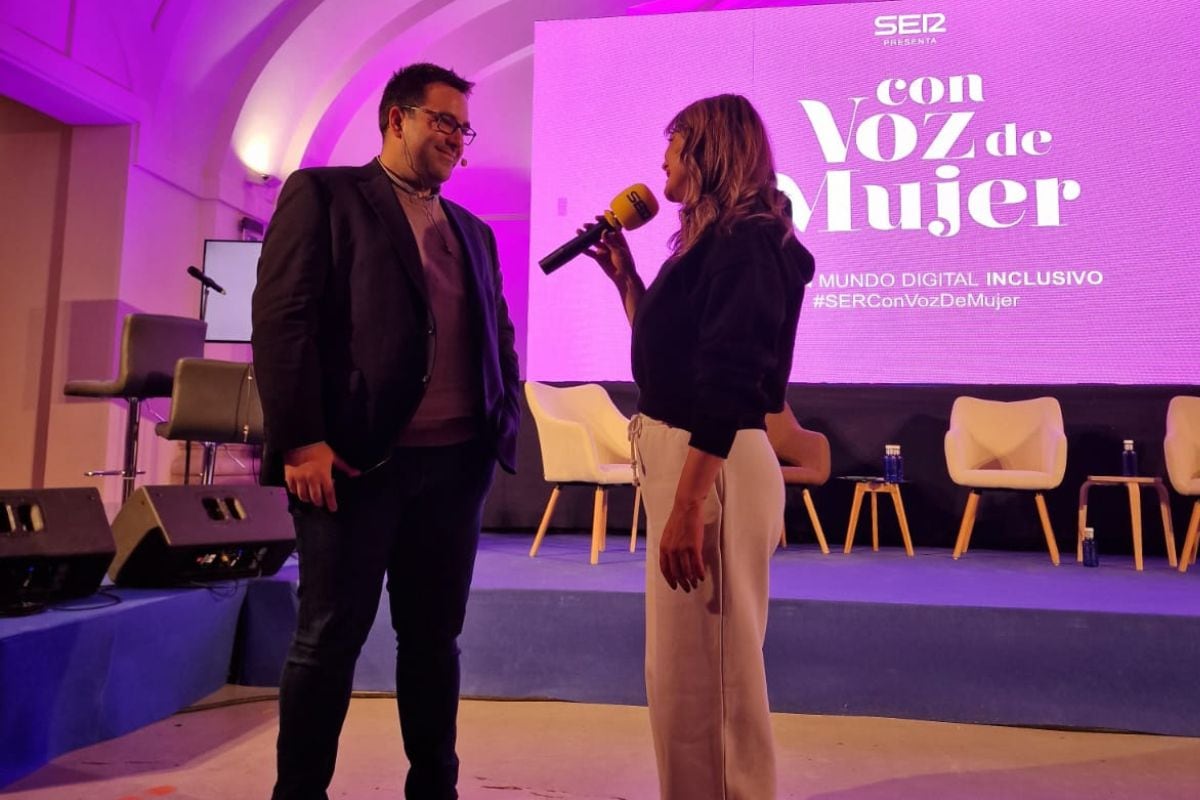 Imagen de Carlos Abengózar, presentador de &#039;Hoy por Hoy Toledo&#039;, con la cantante, Merche