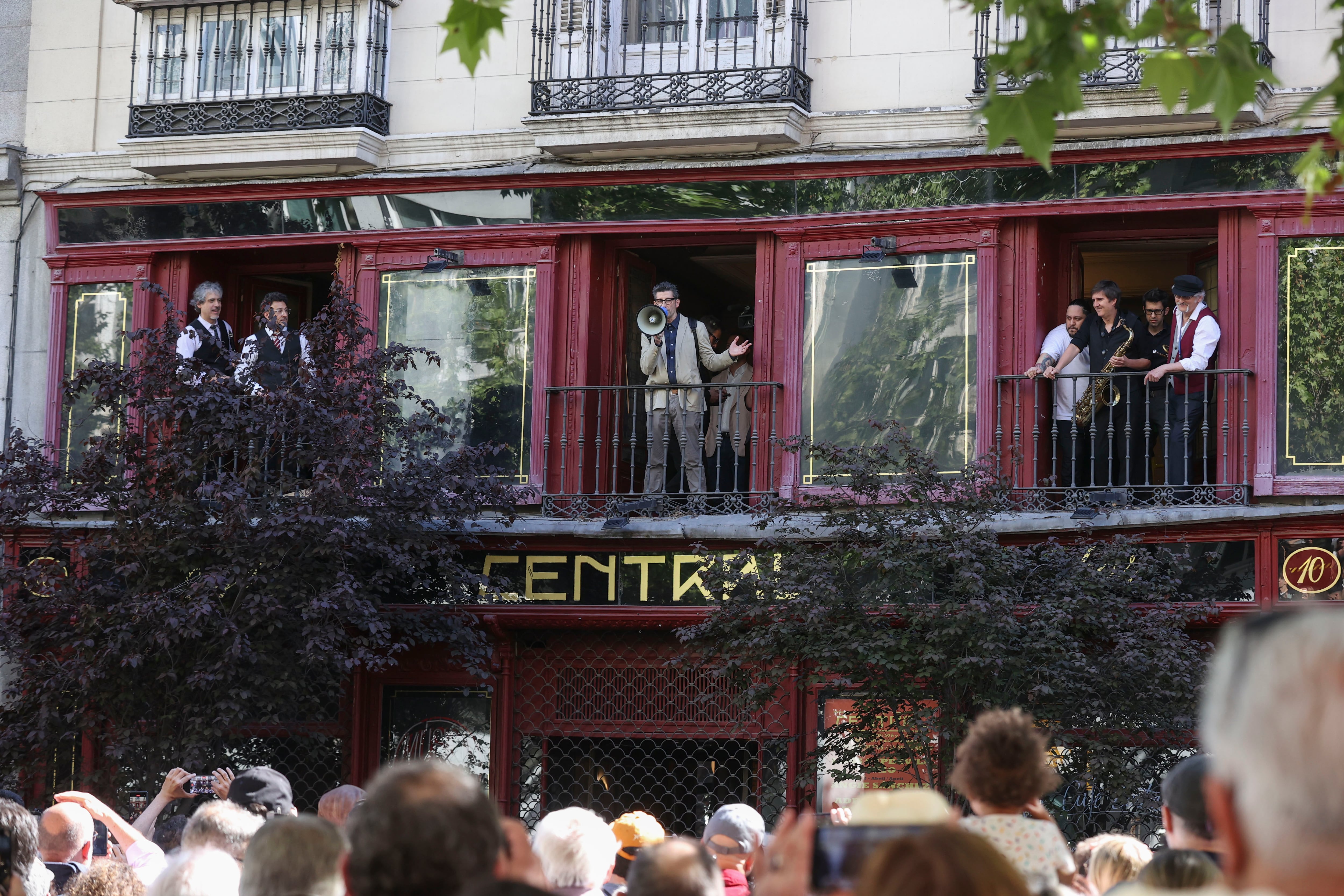 El Café Central se despide del local donde ha estado desde 1982 con un acto inspirado en las tradicionales bandas de marcha de Nueva Orleans.